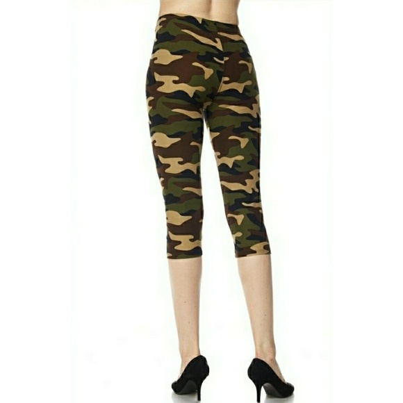 NWT - ULTRA MILKY SOFT GREEN CAMO CAPRI LEGGINGS - Picture 2 of 5